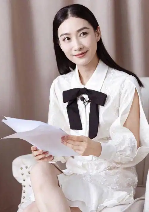 陶昕然的名媛感太真实穿白色连衣裙配长直发亮相气质高贵