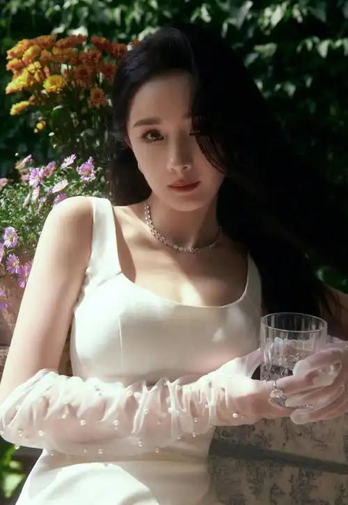 一起来欣赏一大号水蜜桃杨幂的动感美图