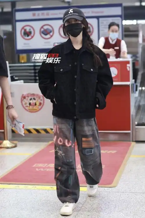 杨超越北京出发#杨超越机场路透掉落!