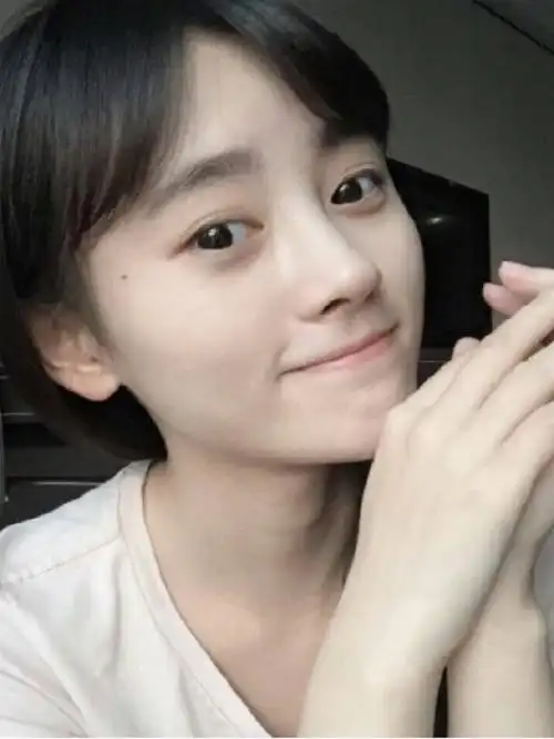 鞠婧祎上综艺节目,早起素颜也太精致了吧