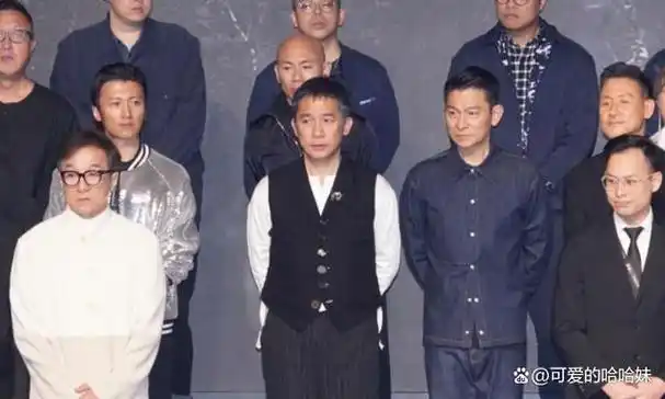 尽管官方资料上他的身高为170cm,看起来与身高172cm的何炅站在一起时