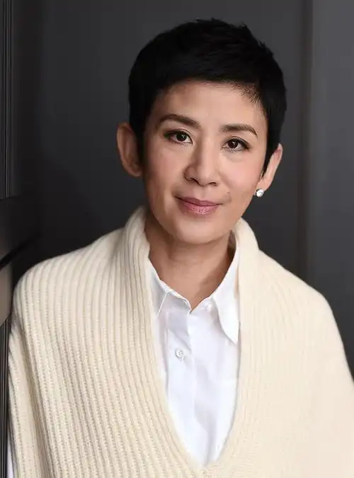 吴君如近照曝光,脸部有些僵硬,让一些网友忍不住联想到川普