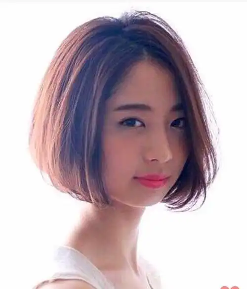 齐腮的中分短发会是今年一直热的一款气质发型哦