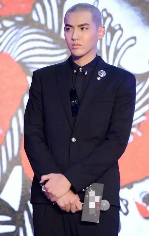 吴亦凡狱中生活被曝光,已当班长,坚持写歌创作,为人谦逊有礼|嘻哈