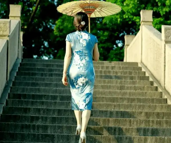 一个纤瘦的背影就足够抢眼↓难怪男人总是把眼光瞄准了身材苗条的人