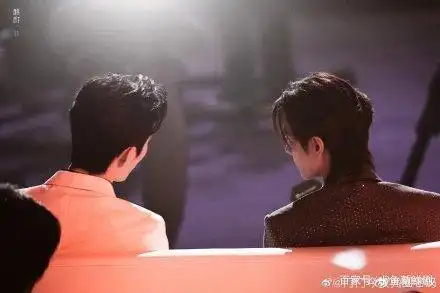 肖战王一博领奖对视挑眉憋笑,《陈情令》万千星光,为你们而亮