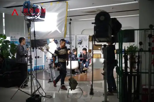 工作人员忙碌的准备拍摄器材:化妆准备中