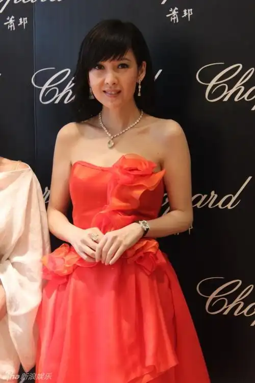 周慧敏红黑双色晚装妩媚现身三亚