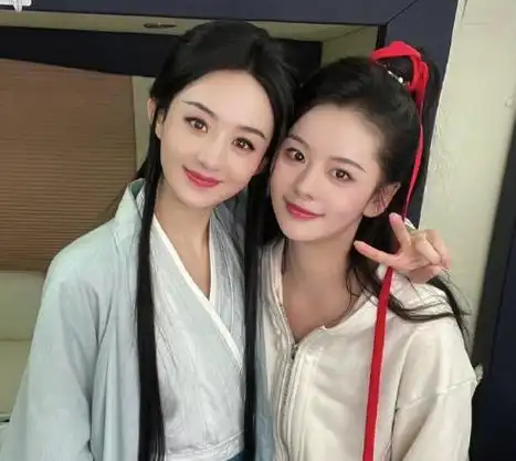 赵丽颖和替身合照好羡慕可以和赵丽颖超话贴贴啊