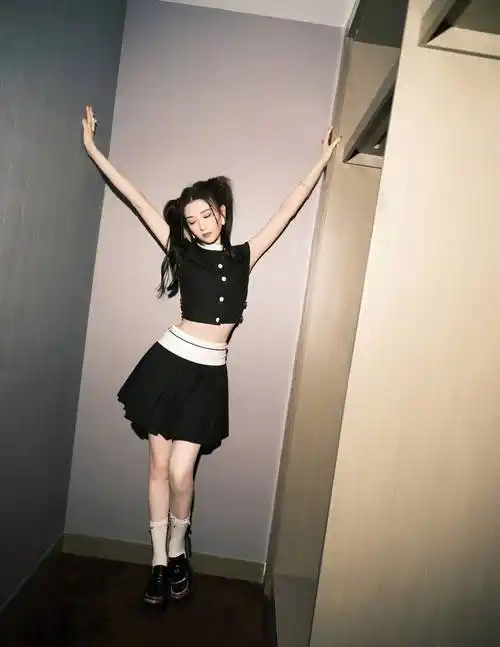 毛晓彤黑色短裙双马尾性感美腿性感写真_网友_妹子_气质