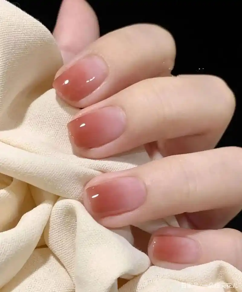 分享10款短指甲渐变款式美甲,超级好看又百搭