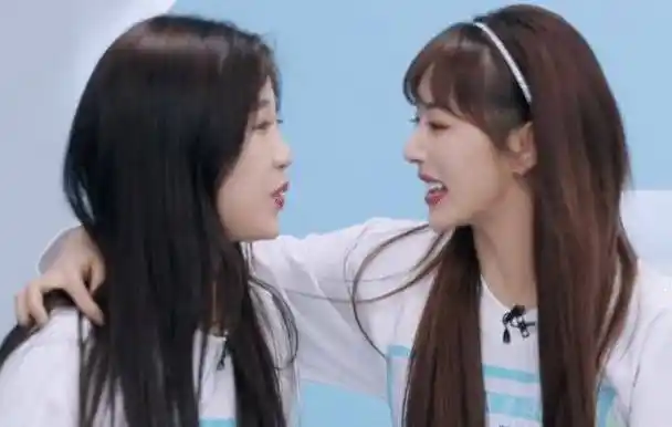 原创孔雪儿选择和虞书欣一队有谁注意俩人见面时的反应不愧是好姐妹