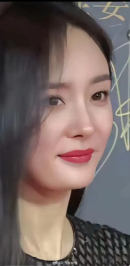 最喜爱杨幂了,眼睛好看,鼻子也好看,微微上翘的下巴更是好看