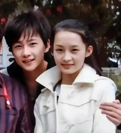 主演互动引网友讨论._李沁_张若昀_杨洋