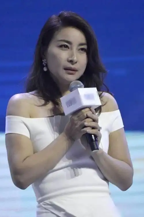 郭晶晶怎么想的手臂粗还穿一字肩幸好有腰