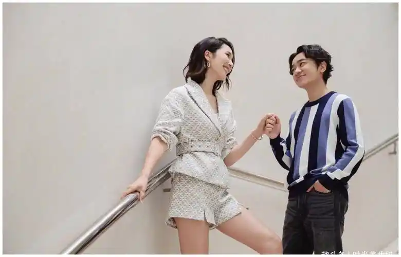 王祖蓝携妻子一起营业,李亚男穿西装短裤秀出大长腿,甜蜜很恩爱_裤衩