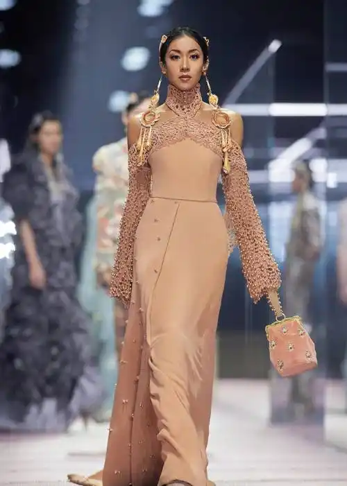 吉克隽逸时装周惊艳众人,身穿华丽礼服魅力四射,气场堪比超模