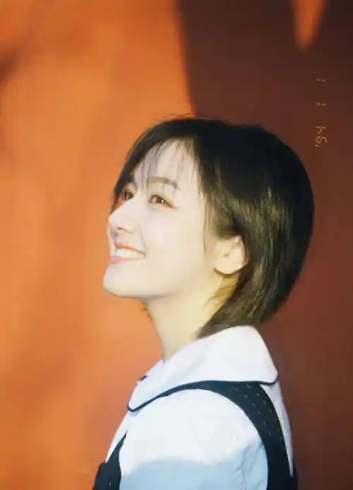 李兰迪晒近照,光影下侧脸轮廓分明,气质空灵纯净_黑色_时尚_短发