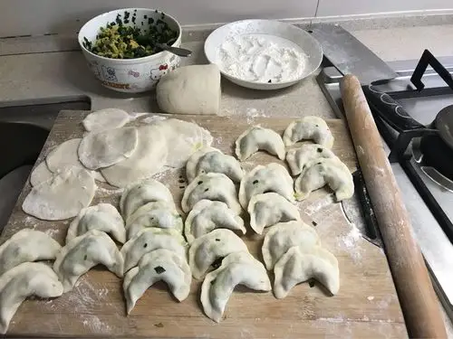 制作手工韭菜鸡蛋水饺