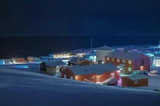 朗伊尔城位于挪威属地斯瓦尔巴群岛的最大岛──斯匹次卑尔根岛,是该