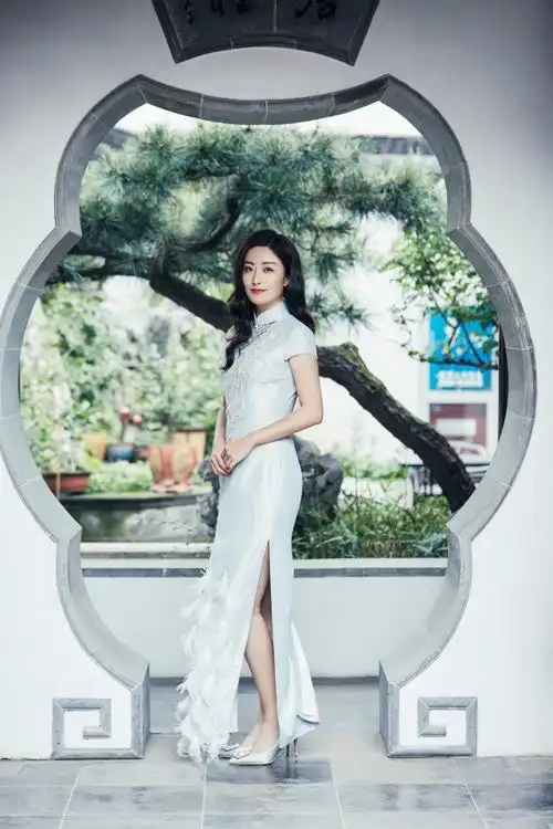 生活中的徐百慧可以是小家碧玉的街头丫头也可以是成熟冷艳的御姐帅女