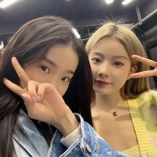 张艺凡晒和陈卓璇合照