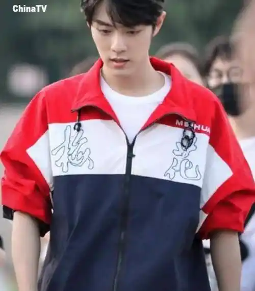 今日份鲜肉学长肖战,穿学士服和校服现身大学校园,搭档宋祖儿_不知道