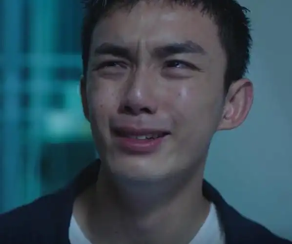吴磊的哭戏绝了,哭到最伤心时的表情,原谅我带着眼泪笑了