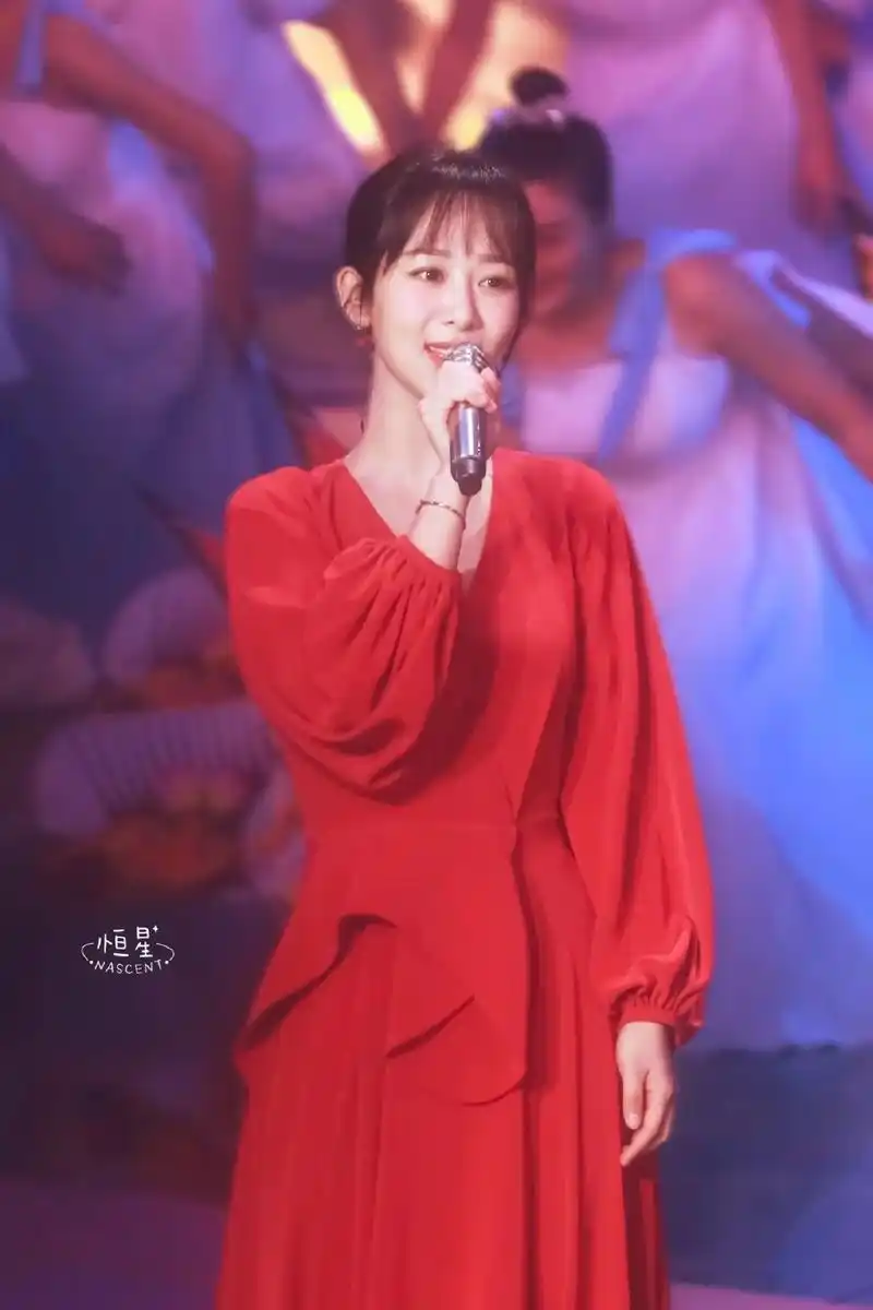 杨紫上春晚最爱红色穿搭女人韵味十足怪不得张一山移不开眼