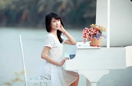 弹钢琴的女生