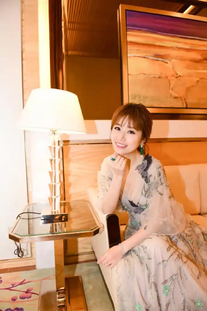 林心如透视蕾丝长裙性感写真图片35