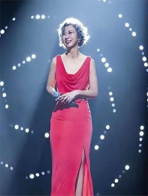 叶倩文外貌出众,63岁身材如少女般迷人,怪不得费玉清