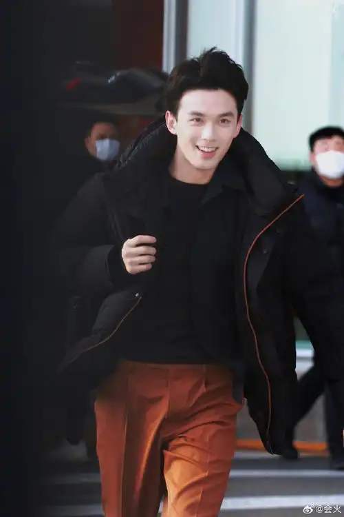 吴磊狂奔去找粉丝收信##吴磊出发延安拍戏