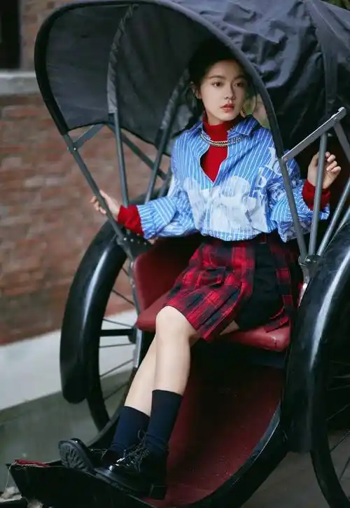 赵今麦出席活动,身穿白衬衫配牛仔短裙,扎高马尾清新有活力_蓝色_造型