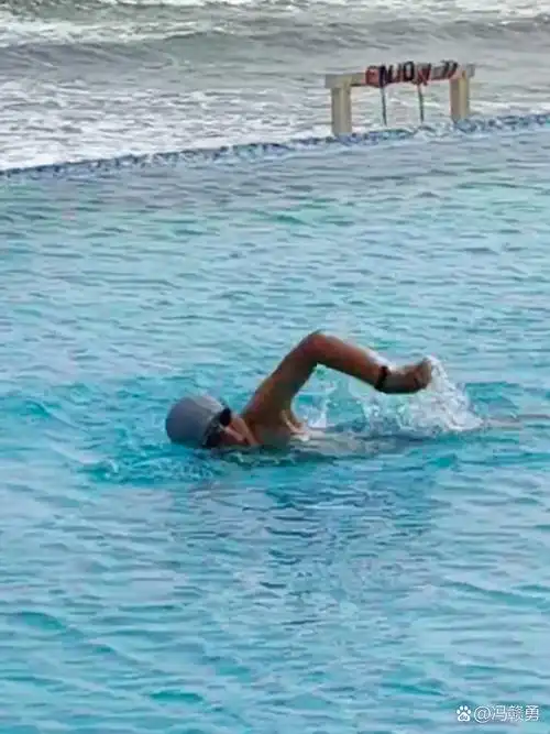 根据描述生成一位穿白色短裤在多人泳池中游泳的人物摄影图乒愣 11