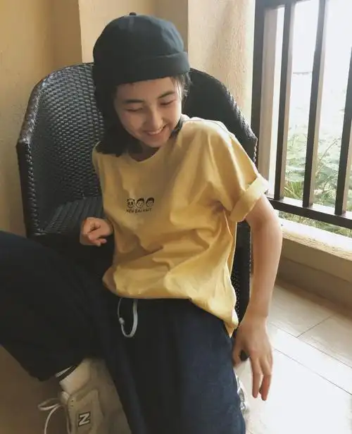 张子枫现身机场西装搭配牛仔裤街头风十足口罩遮面难掩好气质