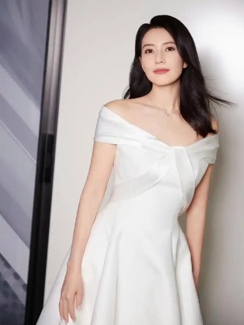 高圆圆代言活动美照来袭,中规中矩的白色礼服加高跟凉鞋,没什么突破