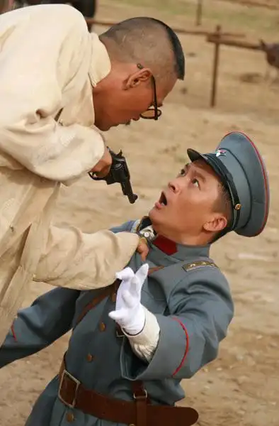 杨志刚《铁梨花》遭伏击 落难变"鼠胆"英雄