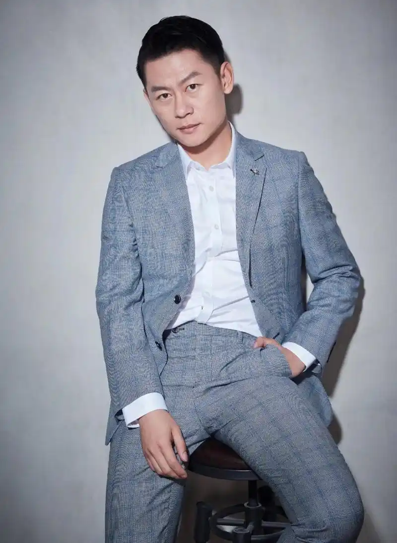 凭借在热播剧《永不磨灭的番号》中对孙成海一角的精彩演绎,演员李健