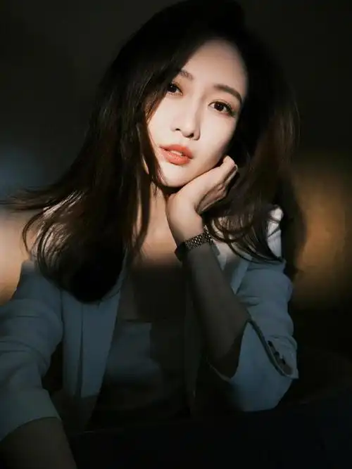 王鸥的颜值在内娱公认的很高,她非常漂亮,是那种耐看型的美丽,越看越