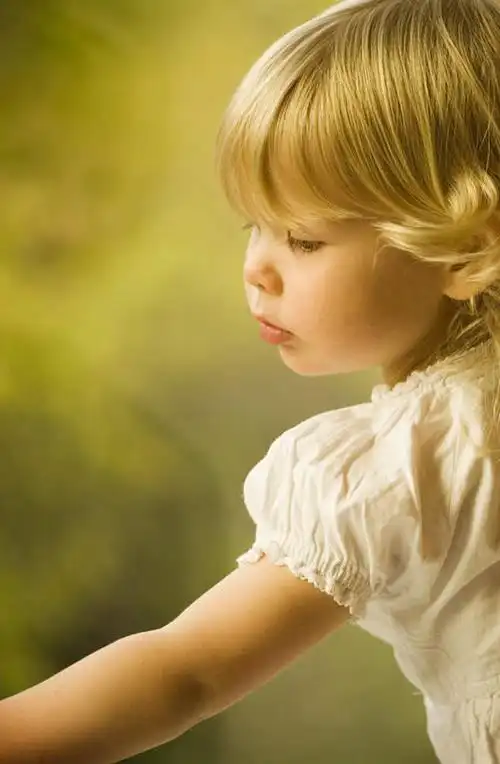 欧洲人,仅一个女性,仅一个人,阴影,连衣裙,光线,影子,注视,肩膀,小孩