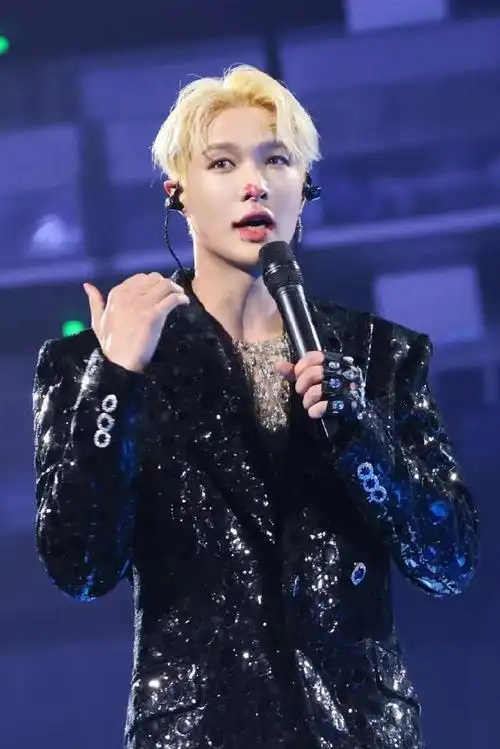 在娱乐圈的繁华舞台上,张艺兴与周杰伦的关系一直引人注目.