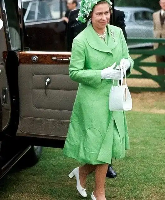 英女王身高162,拒穿恨天高,5公分鞋跟尽显优雅风范