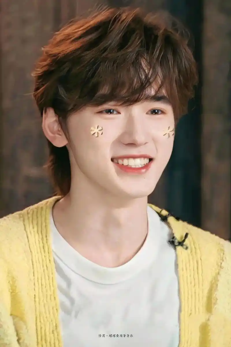 宝宝你是一块蜂蜜小蛋糕!#宋亚轩 #治愈系笑容 - 抖音