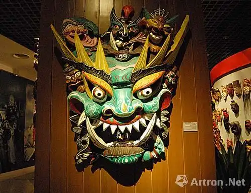 以凶御凶,于是在我国古代的傩文化中便出现了恶鬼的"傩面具"