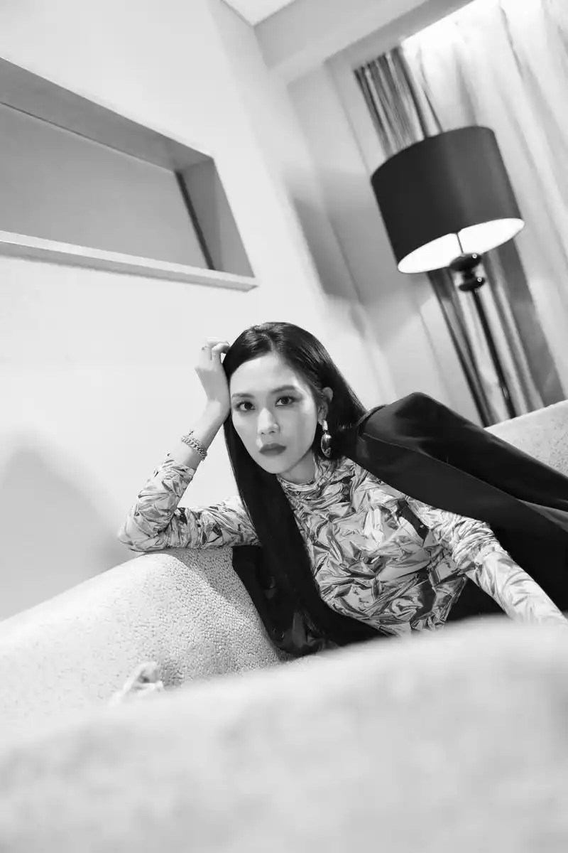 missa成员王霏霏率性演绎男友风烈焰红唇气场十足