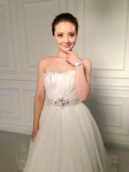 孙茜幸福代言珠宝品牌 自称最省心新娘