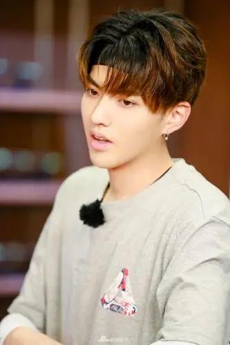 侧颜杀吴亦凡呆萌可爱魅力满分