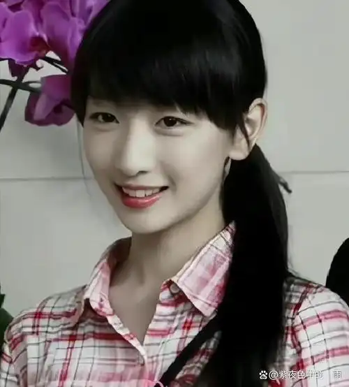 看完周冬雨高中时的照片,完全理解为何她被张艺谋相中了,太灵了