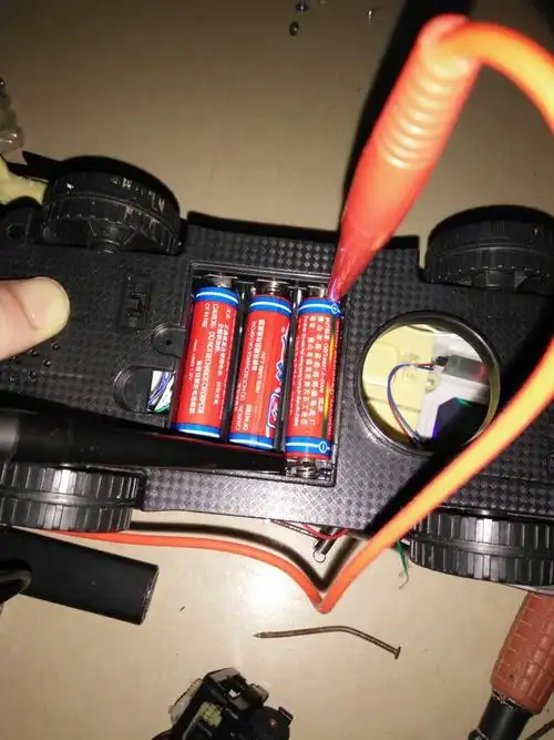 测单个电池正负极指针往右边跑,怎么测这三个串联电池指针往左边跑?